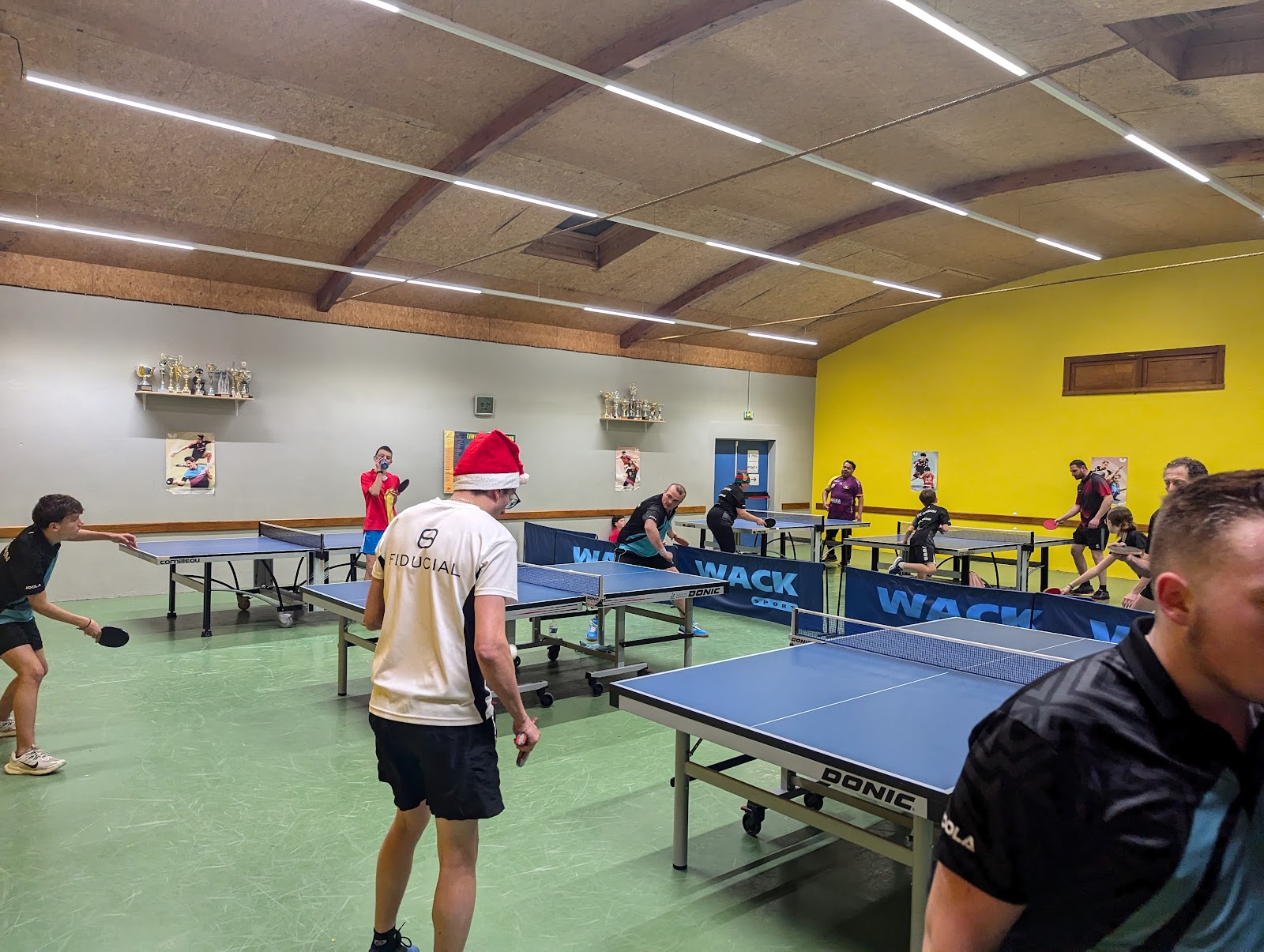 Des joueurs du club réunis autour des tables au tournoi de Noël