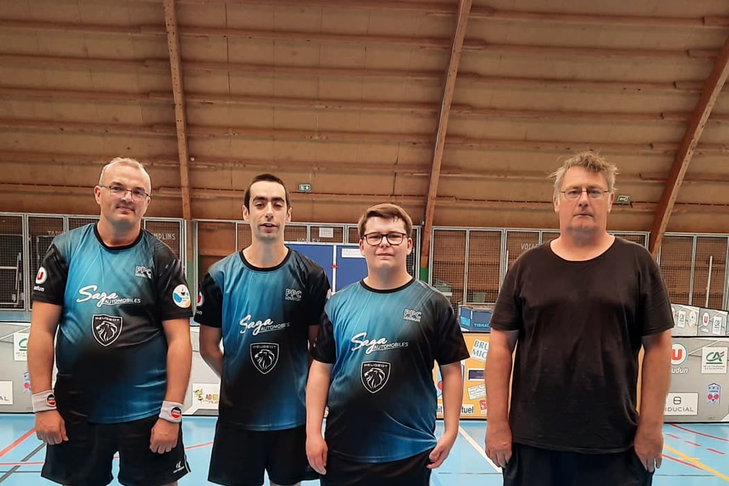 L'équipe de Loudun 2 réunie dans la salle de tennis de table