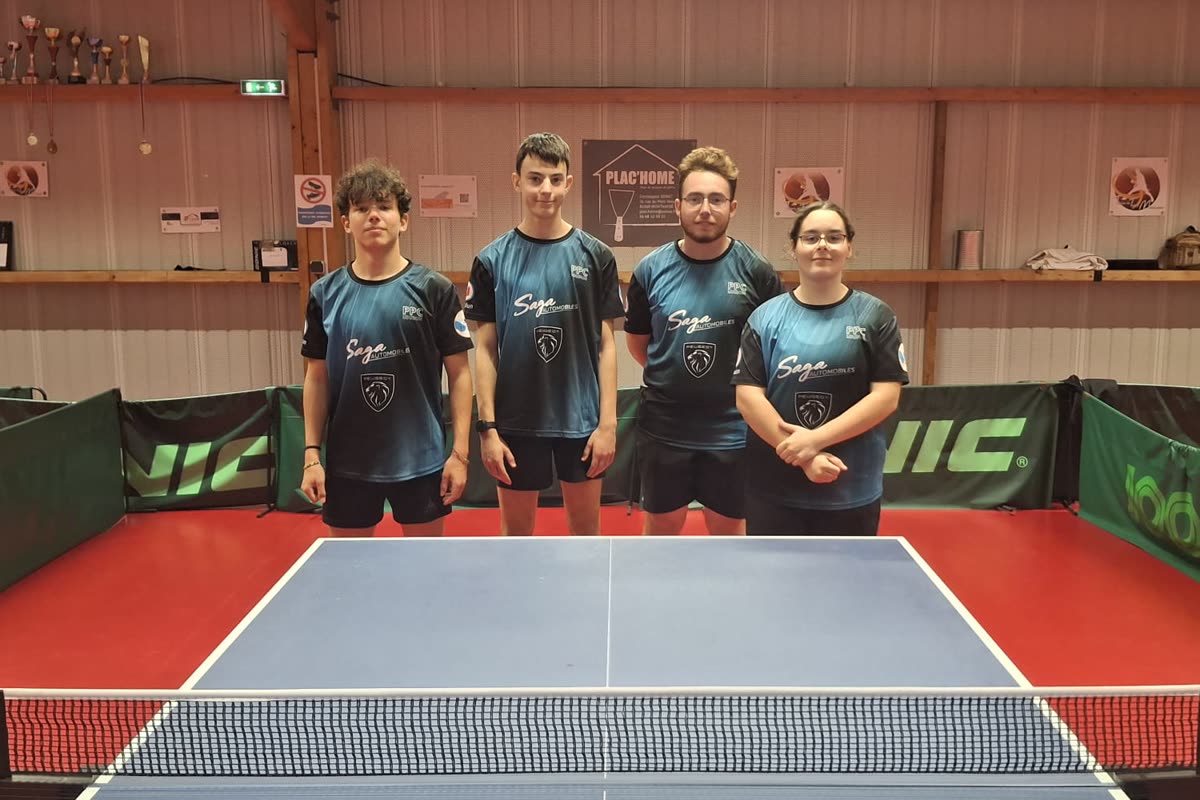 L'équipe de Loudun 1 réunie dans la salle de tennis de table