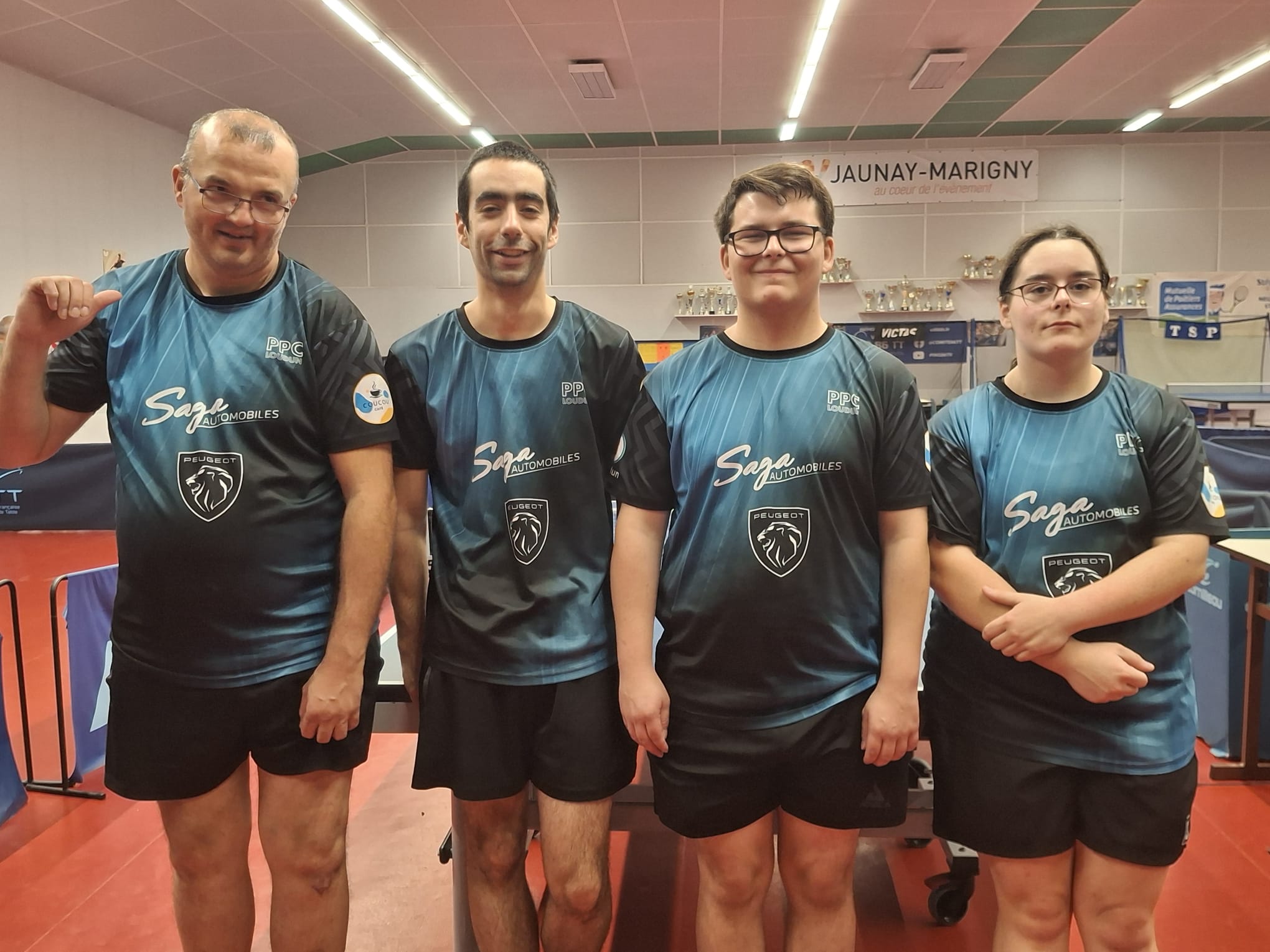 Les quatre joueurs de Loudun 2 réunis dans la salle de tennis de table lors de la deuxième journée