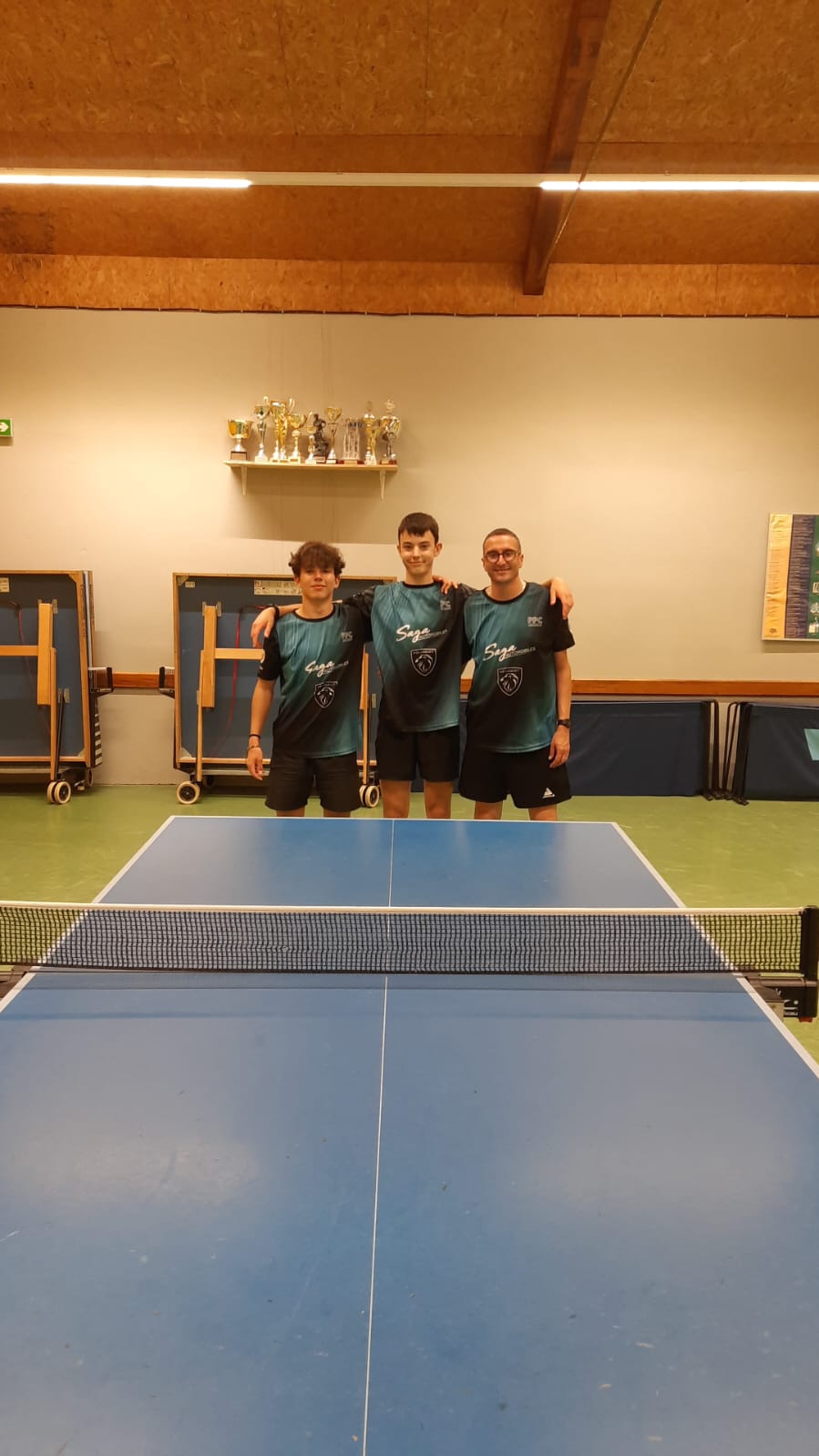 Les joueurs de Loudun 1 réunis derrière une table de tennis de table lors de la deuxième journée